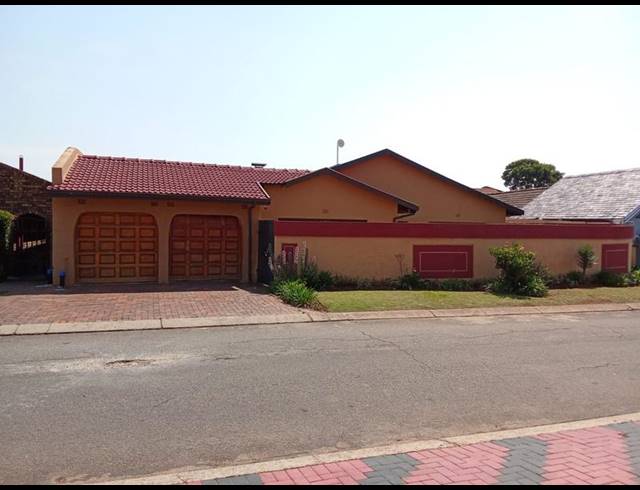 5 BEDROOM HOUSE FOR SALE IN DIEPKLOOF ZONE 4